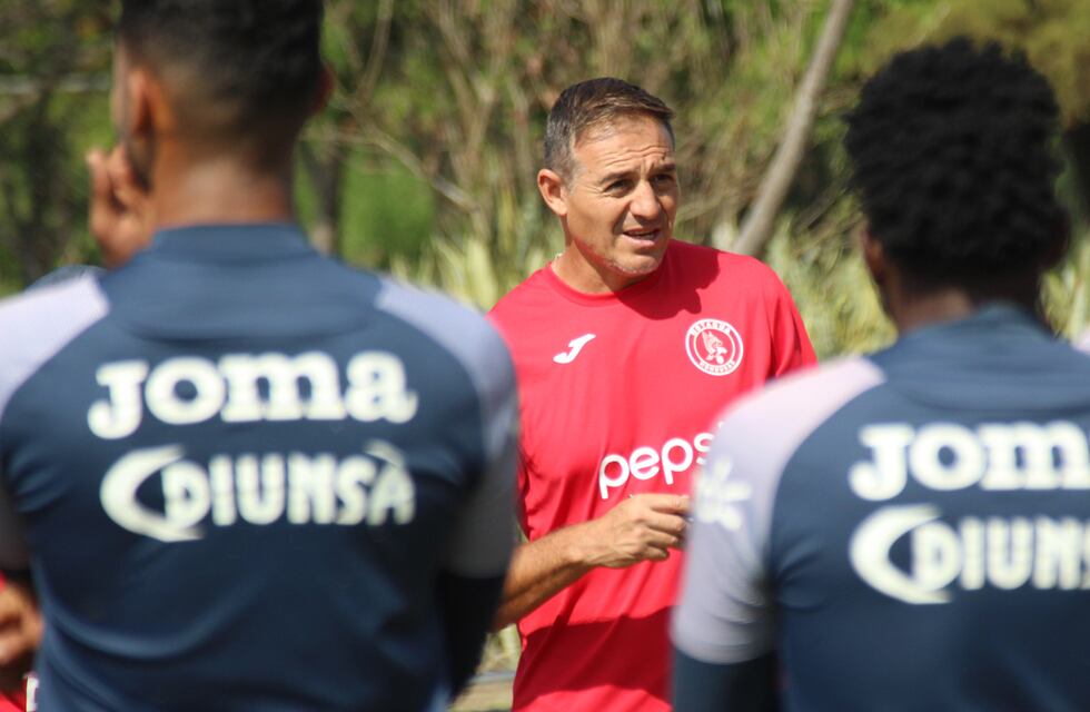 La Tota Hernán Medina es finalista en el fútbol de Honduras; le ganó el mano a mano a Pablo Lavallén