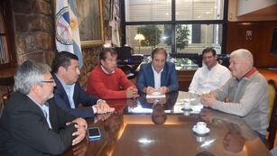 De izquierda a derecha los legisladores Fabián Tejerina, Diego Rotela y Pedro Belizán, el vicegobernador Bernis y el diputado Santiago Jubert, en diálogo con el dirigente de la UTA Jujuy, Sergio Lobo.