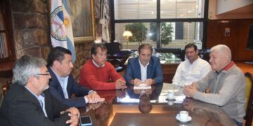 De izquierda a derecha los legisladores Fabián Tejerina, Diego Rotela y Pedro Belizán, el vicegobernador Bernis y el diputado Santiago Jubert, en diálogo con el dirigente de la UTA Jujuy, Sergio Lobo.