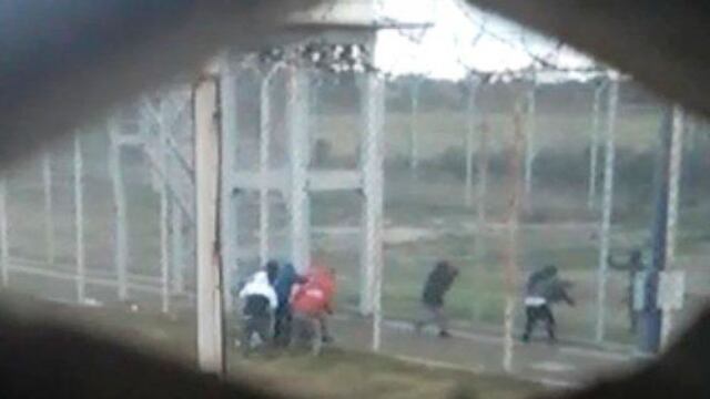 Un grupo de 8 reclusos consiguió atravesar el doble cerco perimetral que habían abierto con una amoladora. (Captura de video)