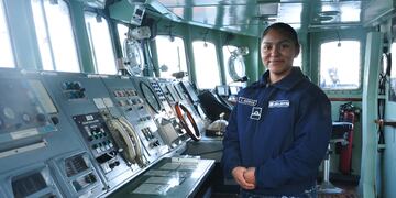 Oriunda de San Salvador de Jujuy, Leticia Paola Ramos aprovecha cada navegación como aprendizaje y experiencia en el cargo Jefe de Artillería de la corbeta ARA “Espora”.