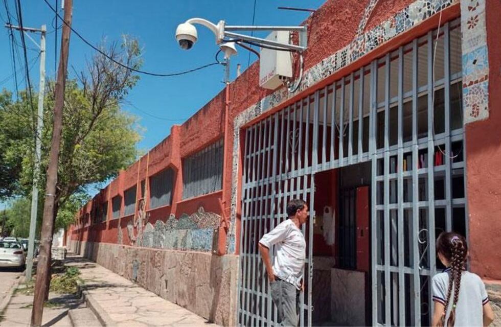 Inseguridad en Córdoba: robaron un colegio cuatro veces en cuatro días y defecaron en un aula