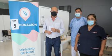 El gobernador de Santa Fe, Omar Perotti, recibió la primera vacuna contra el coronavirus. (Gobierno de Santa Fe)