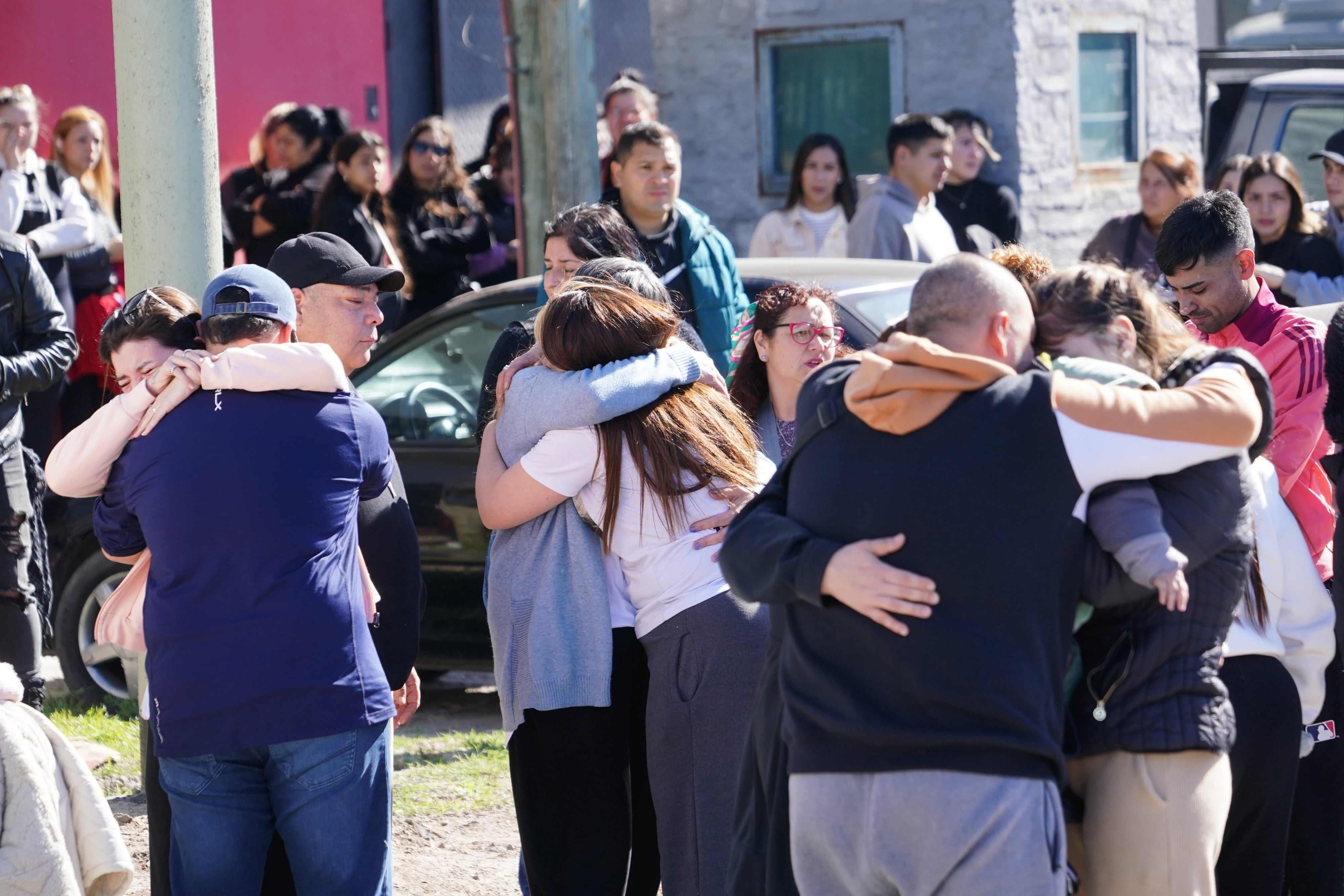 La Matanza. En dos ceremonias distintas, despiden los restos de Brenda, Morena y Lara, las víctimas del triple crimen en Florencio Varela. (Gentileza Clarín)