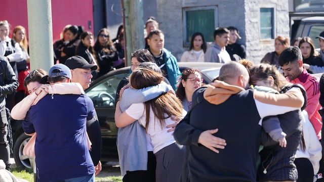La Matanza. En dos ceremonias distintas, despidieron los restos de Brenda, Morena y Lara, las víctimas del triple crimen en Florencio Varela. (Gentileza Clarín)
