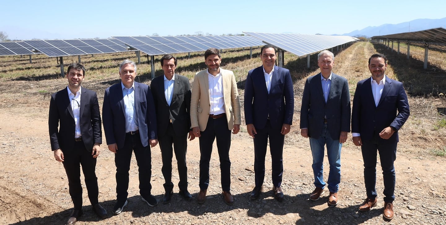 En visita al parque solar El Pongo (Jujuy), de izquierda a derecha Ignacio Torres, Martín Llaryora, Carlos Sadir, Maximiliano Pullaro, Gustavo Valdés, Juan Schiaretti y Juan Pablo Valdés, integrantes de Provincias Unidas.