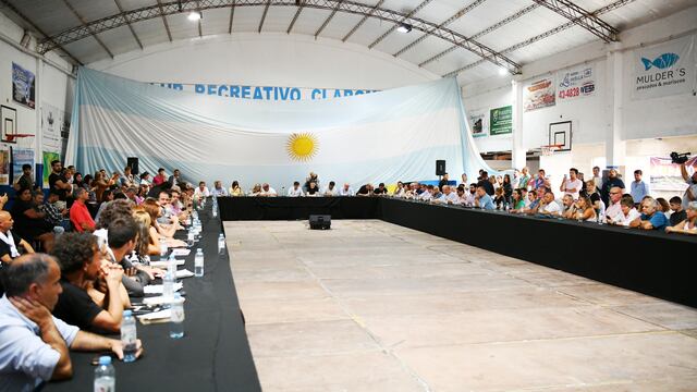 Kicillof se reunió en Claromecó con 15 intendentes y representantes del sector productivo