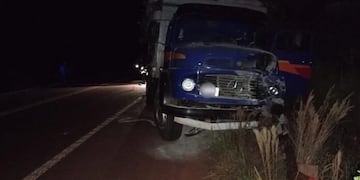Falleció un motociclista al chocar de frente con un camión en San Pedro.