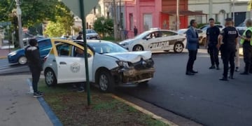 Aparatoso accidente vial en Posadas: un taxi y otro vehículo colisionaron ente sí.
.