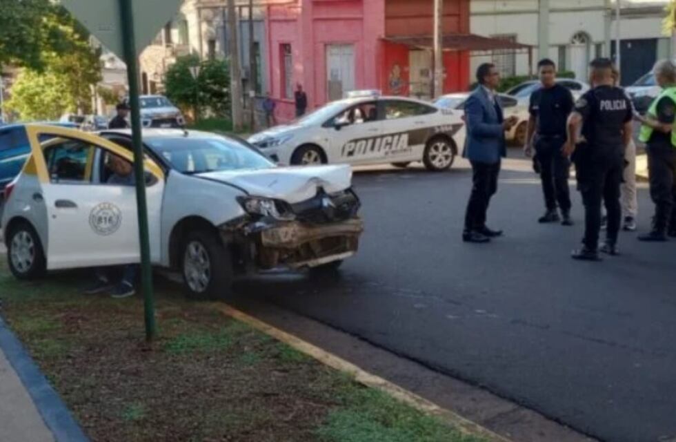 Aparatoso accidente vial en Posadas: un taxi y otro vehículo colisionaron ente sí