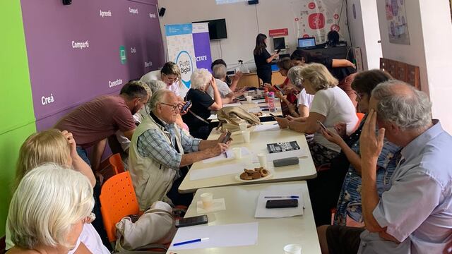 Taller de Intercambio Generacional “Aprendé a usar tu celu” en Tres Arroyos