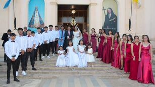 Mario y Juana con sus padrinos y madrinas.