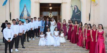 Mario y Juana con sus padrinos y madrinas.