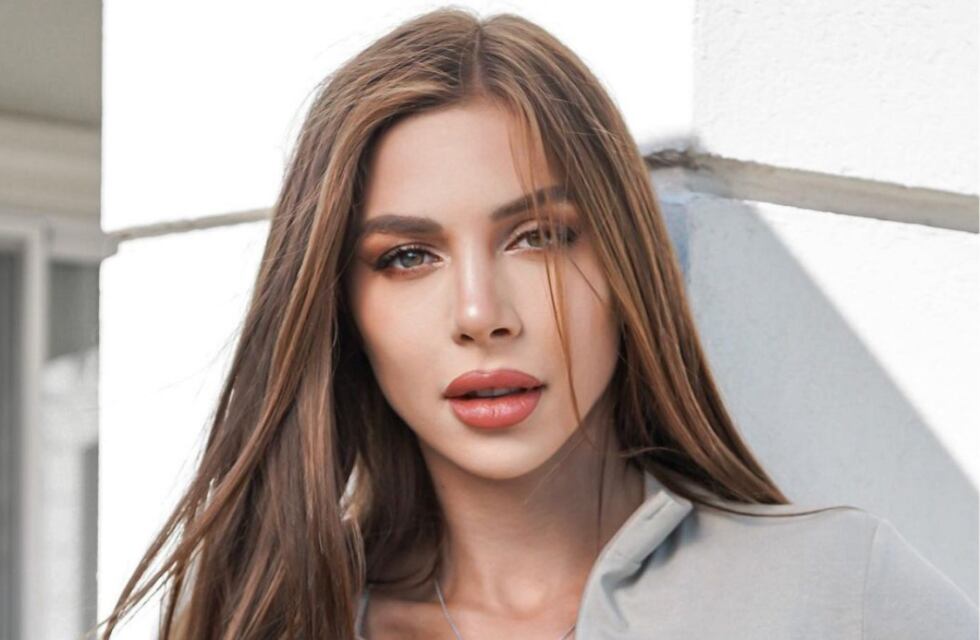 Romina Malaspina causó furor desde la cabina del DJ en top con aberturas y pantalón tiro bajo
