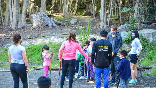 La Municipalidad de Ushuaia llevó el hockey al barrio Dos Banderas con una clase abierta para todas las edades.