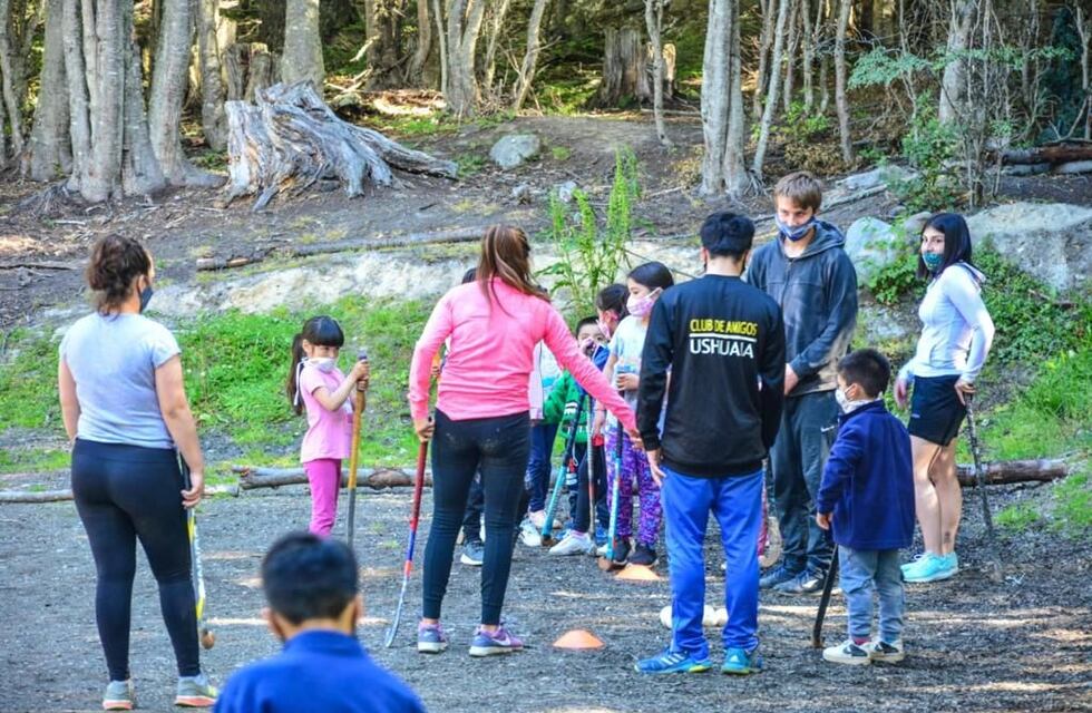 Clases de Hockey en el Barrio Dos Banderas
