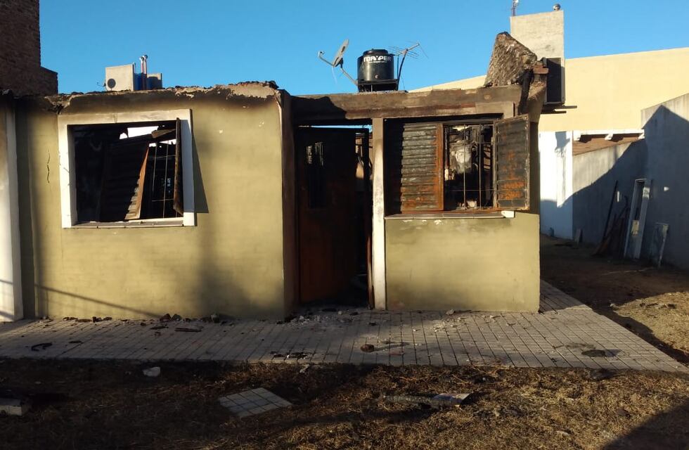Incendio en Monte Cristo: la vivienda quedó destruida y sospechan que haya sido intencional
