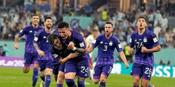 Enzo Fernández se desvive en ese abrazo eufórico con Julián Álvarez, luego del 2-0 que construyeron juntos. (AP)