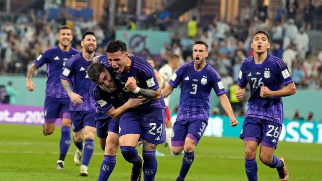 Enzo Fernández se desvive en ese abrazo eufórico con Julián Álvarez, luego del 2-0 que construyeron juntos. (AP)