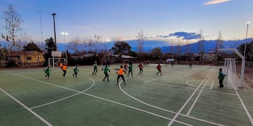 La comuna de Luján de Cuyo inauguró un playón deportivo en donde los vecinos podrán practicar varios deportes de manera gratuita. Gentileza MLC