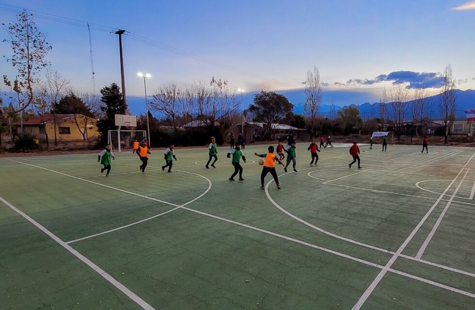 Las Compuertas ya cuenta con un moderno playón deportivo