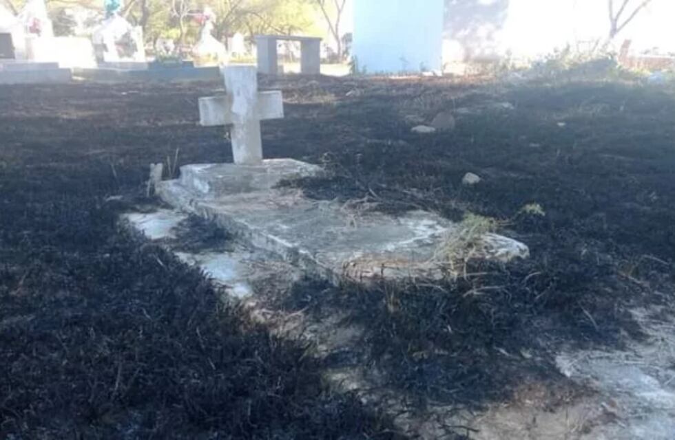 Prendieron velas en un cementerio de Corrientes y provocaron un incendio