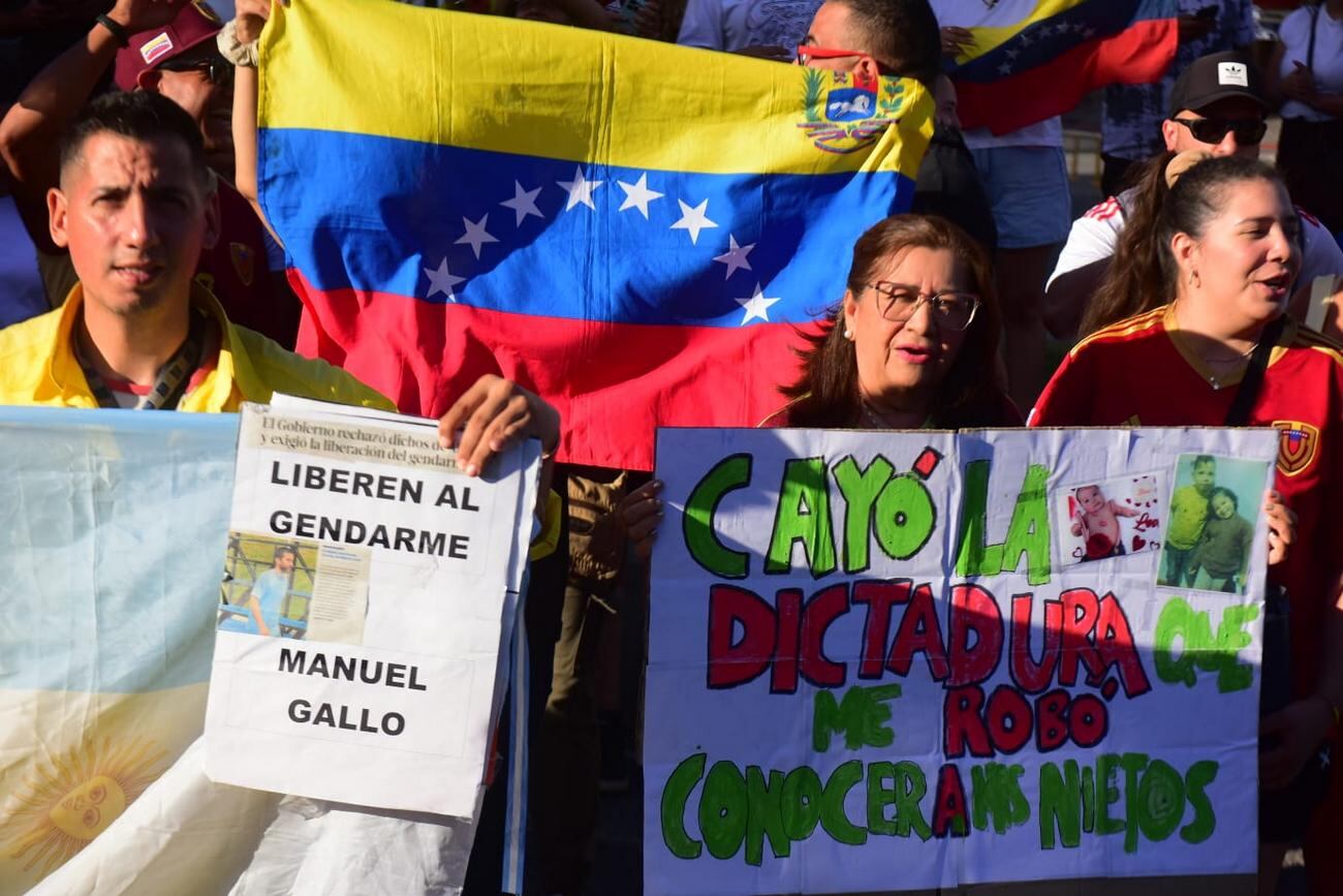 Venezolanos en Córdoba se reunieron en Plaza España para festejar la detención de Nicolás Maduro.  (Jorge Peñaranda / La Voz)