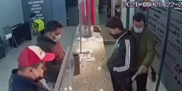 San Vicente. El ladrón, de gorra roja, momentos antes de llevarse el objeto. (Captura de video)