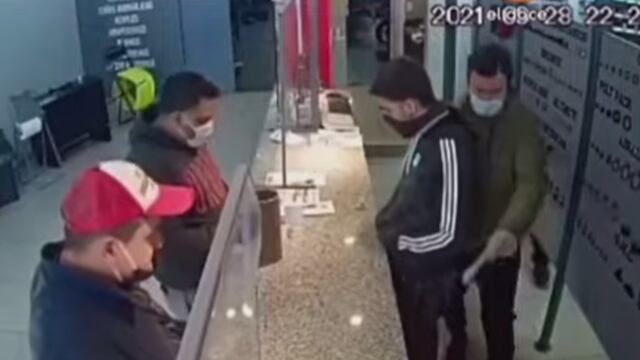 San Vicente. El ladrón, de gorra roja, momentos antes de llevarse el objeto. (Captura de video)