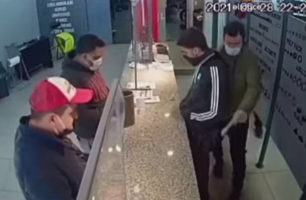San Vicente: lo filmaron robando alcohol en gel, el video se viralizó y regresó a devolverlo