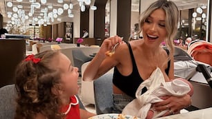 Agustina Gandolfo junto a sus pequeños hijos: Nina y Theo.