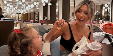 Agustina Gandolfo junto a sus pequeños hijos: Nina y Theo.