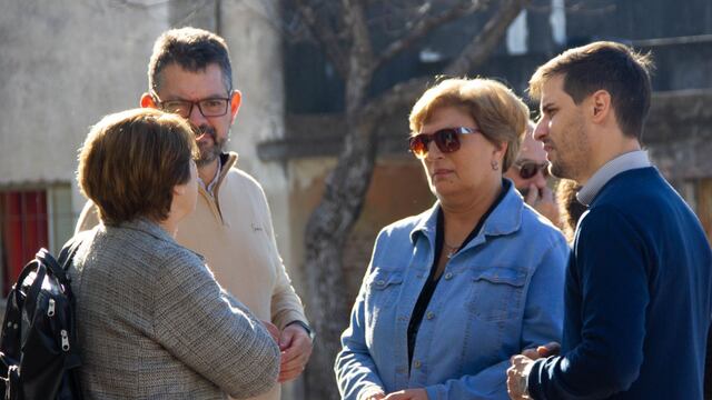 Germán Bottero, Mabel Fossatti y Leo Viotti, dialogando con vecinos