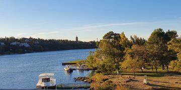 Villa Carlos Paz, atravesando puente céntrico.