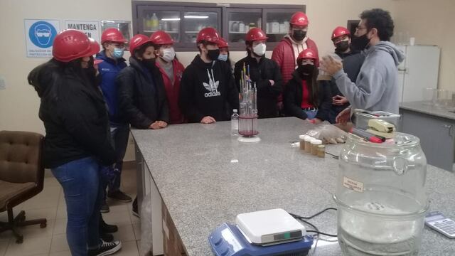 Los docentes de la cátedra Operaciones Unitarias II procuran "vincular el ámbito académico y el laboral", dijo el ingeniero David Blasco tras la visita a la Cooperativa de Tabacaleros de Jujuy.