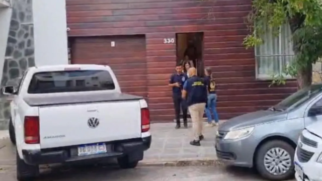 Allanaron a ex funcionario por presuntas irregularidades en el manejo del Programa Jóvenes Emprendedores.