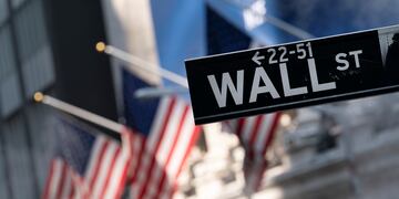 Caída global y tambaleo en Wall Street. (AP)