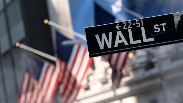 Caída global y tambaleo en Wall Street. (AP)