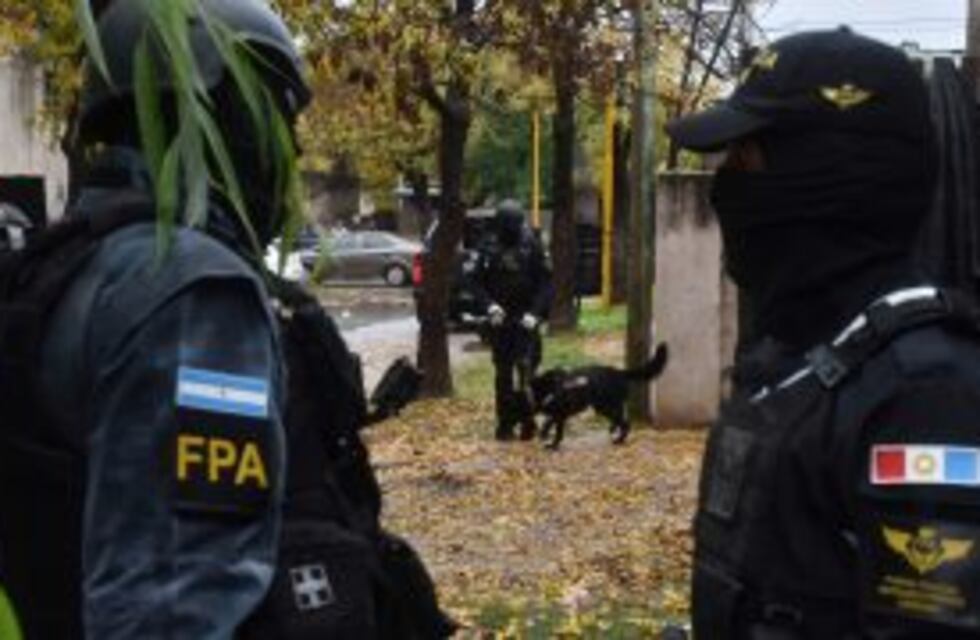 Detuvieron a dos familiares de un reconocido líder narco de Córdoba: vendían droga cerca de un club de fútbol