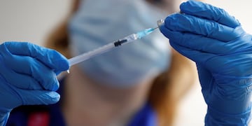 Una enfermera prepara la vacuna Pfizer-BioNTech contra el Covid-19. Foto: AP