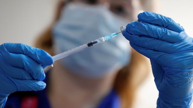 Una enfermera prepara la vacuna Pfizer-BioNTech contra el Covid-19. Foto: AP