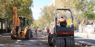 Con tres máquinas y dos camiones este domingo comenzó el trabajo de repavimentación histórica de una de las tres avenidas convenidas.