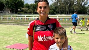 La diputada provincial junto a Roque, su hijo menor.