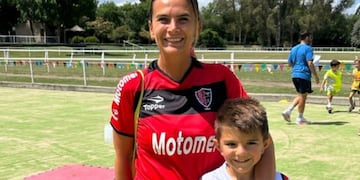 La diputada provincial junto a Roque, su hijo menor.