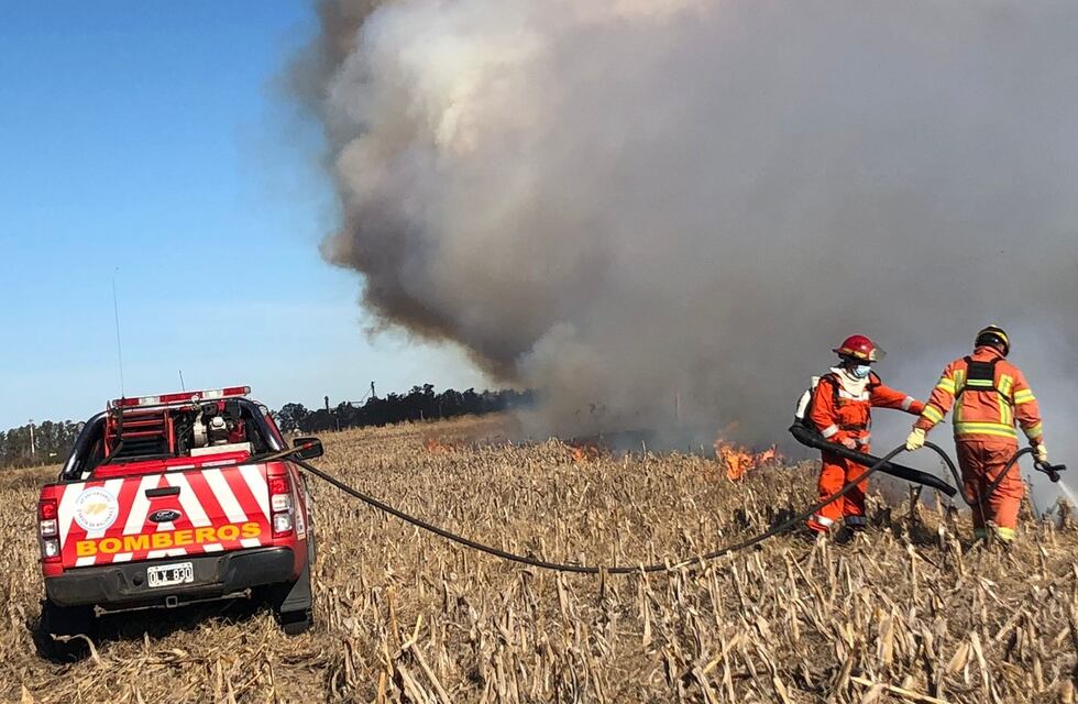 Domingo agitado para los bomberos con varios incendios