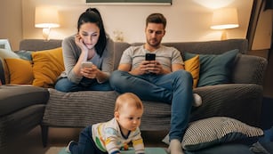 En diálogo con Vía País, Becerra reflexiona sobre el impacto de la tecnología en la crianza y alerta sobre la necesidad de crear hábitos digitales saludables desde la infancia.