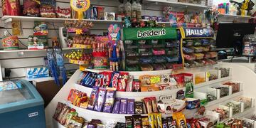 Un kiosco de Comodoro Rivadavia pintó el abecedario de lengua de señas en su local. (Imagen ilustrativa).