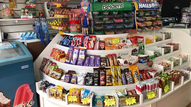 Un kiosco de Comodoro Rivadavia pintó el abecedario de lengua de señas en su local. (Imagen ilustrativa).