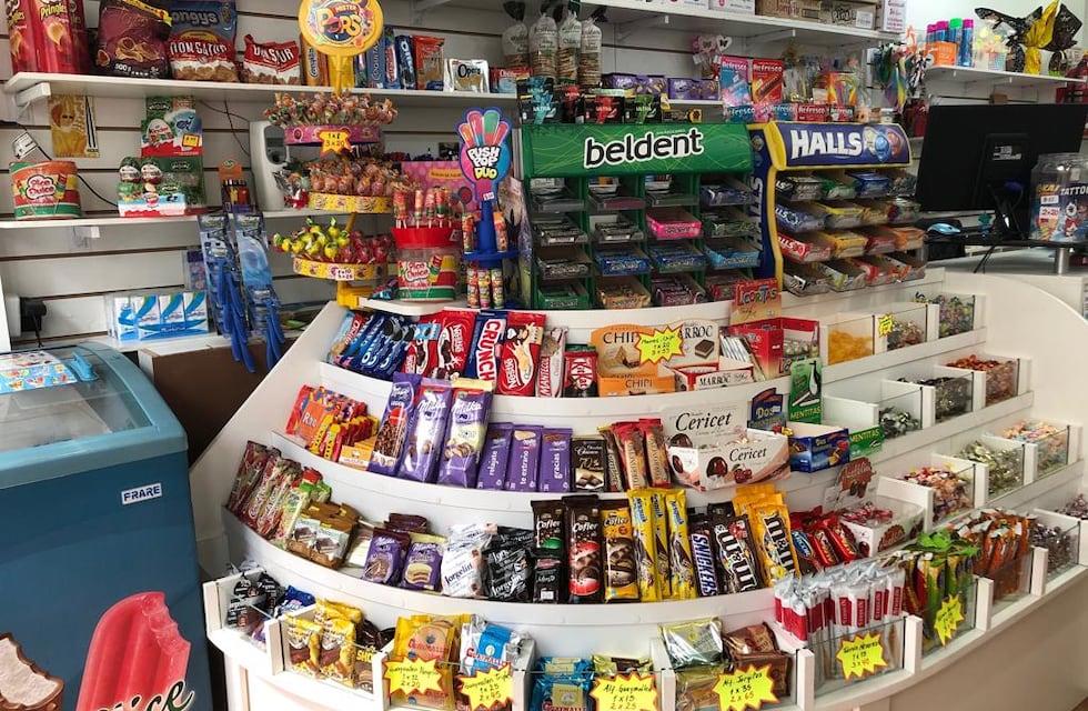 Inclusión en Comodoro Rivadavia: un kiosco pintó el abecedario de lengua de señas en su local y se volvió viral