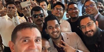 El Dibu Martínez con los fans de Bangladesh.